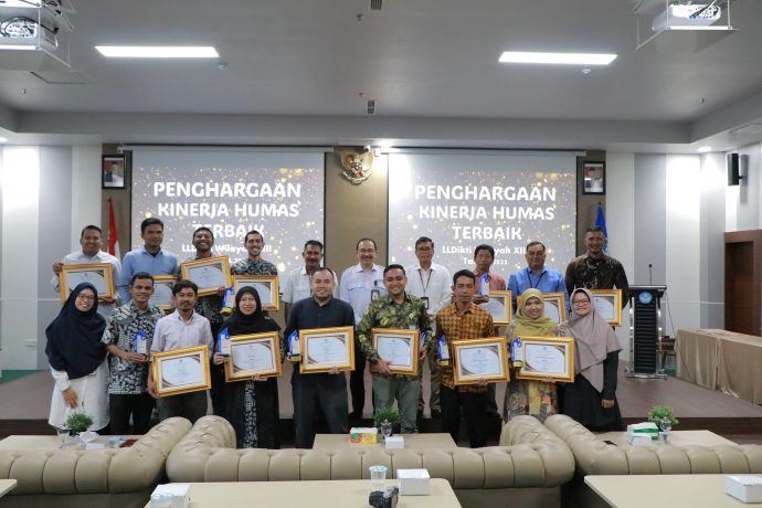 Peserta Lomba Anugerah Humas Diktiristek 2023 berfoto Bersama usai penyerahan piagam penghargaan kepada pemenang lomba pada Selasa (31/10/2023) di Kantor LLDikti Wilayah XIII, Banda Aceh.