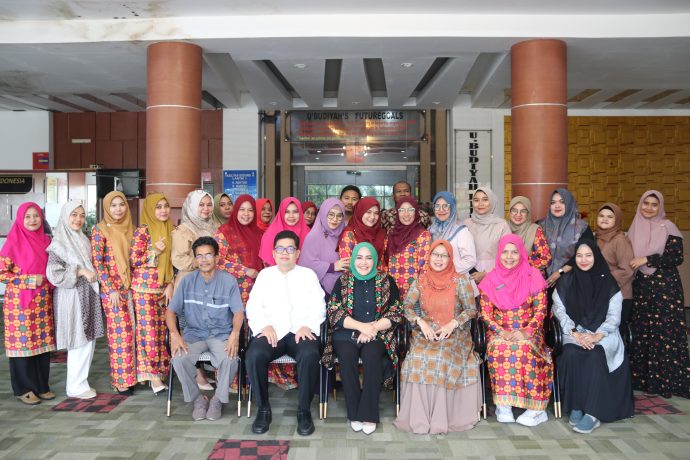 Tim Asesor Lembaga Akreditasi Mandiri Ekonomi Manajemen Bisnis dan Akuntansi (LAMEMBA) berfoto bersama rektor dan sivitas akademika UUI usai pelaksanaan kegiatan asesmen dalam rangka akreditasi Prodi S-1 Akuntansi UUI, Selasa (31/10/2023).