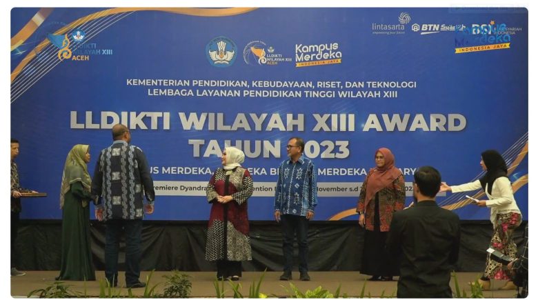 Para juara 1, 2, dan 3 LLDikti Wilayah XIII Award 2023 Kategori Kinerja Humas Terbaik menerima penghargaan pada Malam Anugerah LLDikti Wilayah XIII Award 2023 di Hotel Santika Premiere Dyandra, Medan, Jum’at (1/12/2024).
