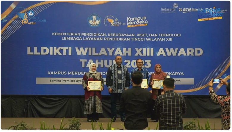 Para juara 1, 2, dan 3 LLDikti Wilayah XIII Award 2023 Kategori Kinerja Humas Terbaik berfoto bersama usai pengumuman pada Malam Anugerah LLDikti Wilayah XIII Award 2023 di Hotel Santika Premiere Dyandra, Medan, Jum’at (1/12/2024).