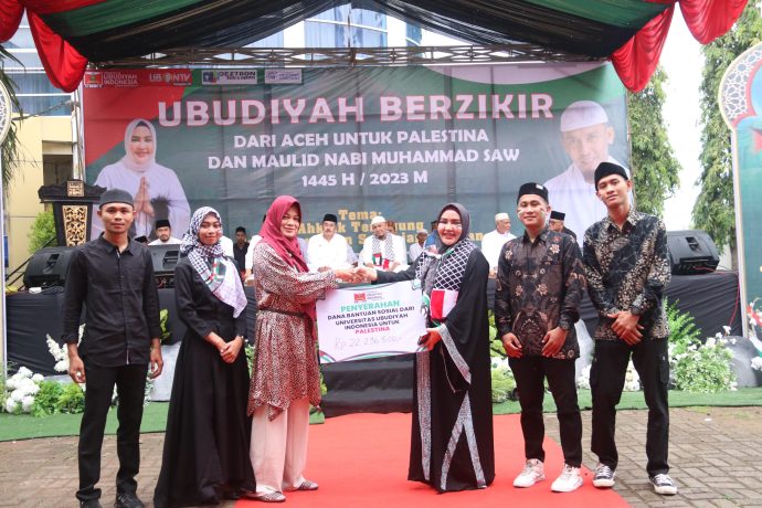Rektor UUI Prof Adjunct Dr Marniati MKes menyerahkan dana bantuan kemanusiaan sebesar Rp 22.290.500 kepada Kasubbag Sosialisasi dan Advokasi Sekretariat Lembaga Baitul Mal Provinsi Aceh pada acara Ubudiyah Berzikir Dari Aceh untuk Palestina dan maulid Nabi Muhammad saw di halaman gedung UUI, Banda Aceh, Jumat (15/12/2023).