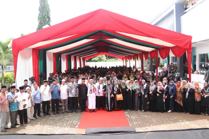 Seluruh tamu undangan berfoto bersama usai do’a, zikir, dan salawat bersama Ustadz Zul Arafah pada acara Ubudiyah Berzikir dari Aceh untuk Palestina dan perayaan maulid Nabi Muhammad saw.