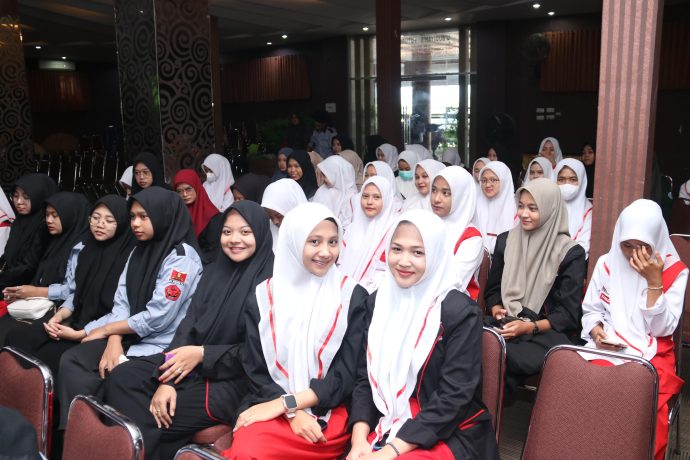 Peserta seminar farmasi dari Fakultas Ilmu Kesehatan Prodi S-1 Farmasi UUI.