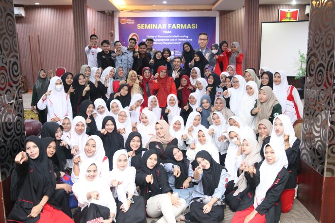Dosen dan mahasiswa Prodi S-1 Farmasi Universitas Ubudiyah Indonesia (UUI) berfoto bersama usai acara seminar farmasi bersama Dr Mohd Shahezwan Abd Wahab B Pharm M Clin Pharm PhD, ahli farmasi dari Universitas Teknologi MARA (UiTM) Malaysia di Plenary Hall UUI, Banda Aceh (18/12/2023).