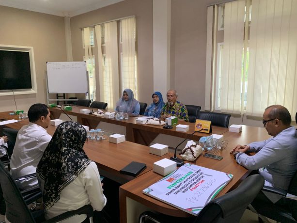 Universitas Ubudiyah Indonesia (UUI) mengunjungi Kantor Baitul Mal Aceh untuk menyerahkan donasi untuk Palestina, Kamis (21/12/2023).