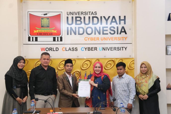 Universitas Ubudiyah Indonesia (UUI) melakukan penandatanganan Memorandum of Understanding (MoU) dengan Dayah Tahfidz Sains Nurul Hikmah Aceh di ruang rapat UUI, Banda Aceh, Senin (18/12/2023).