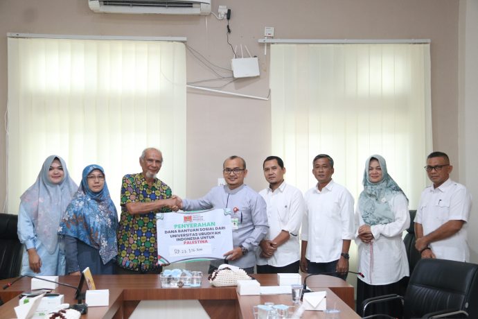 Universitas Ubudiyah Indonesia (UUI) menyerahkan bantuan dana kemanusiaan untuk Palestina ke Baitul Mal Aceh, di Kantor Baitul Mal Aceh, Banda Aceh, Kamis (21/12/2023).