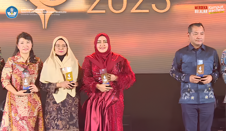 Rektor UUI, Prof Adjunct Dr Marniati Mkes menerima penghargaan Silver Winner pada Anugerah Kerja Sama Diktiristek 2023 untuk kategori Kerja Sama dengan Pemerintah dan NGO Terbaik di Hotel Sheraton Grand Jakarta Gandaria City, Rabu (13/12/2023).