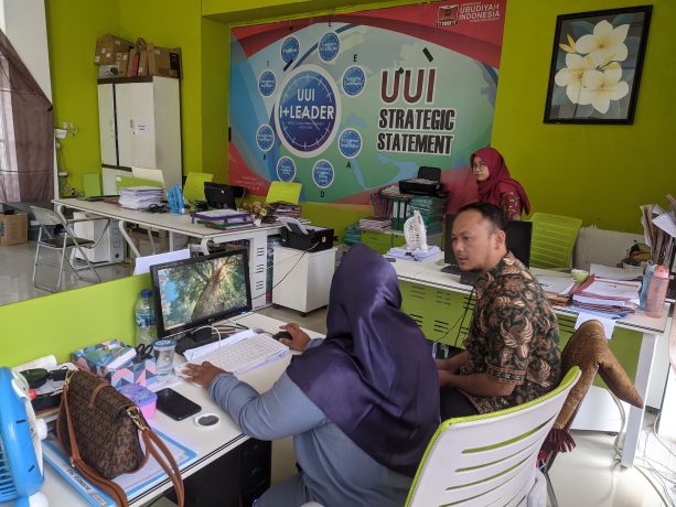 im asesor LAMDIK mengunjungi Direktorat Administrasi dan Akademik UUI pada asesmen lapangan untuk akreditasi Prodi S-1 PGSD, Kamis (11/1/2024).