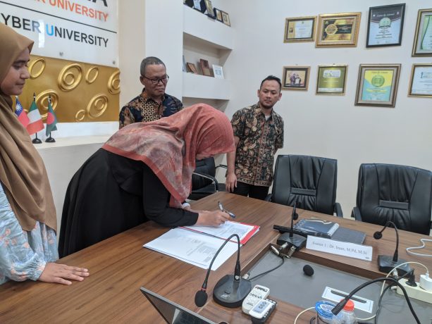Dekan Fakultas Sosial Sains dan Ilmu Pendidikan Dr Mutiawati SPd MPd menandatangani berita acara akreditasi S-1 PGSD UUI, Kamis (11/1/2024).