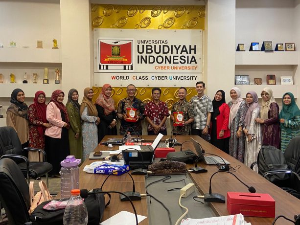 Tim asesor dari Lembaga Akreditasi Mandiri Kependidikan (LAMDIK) Dr Irsan MPd MSi dan Dr Asep Ediana Latip MPd berfoto bersama sivitas akademika Universitas Ubudiyah Indonesia (UUI) usai pelaksanaan asesmen lapangan untuk akreditasi Prodi S-1 PGSD UUI, Kamis (11/1/2024).