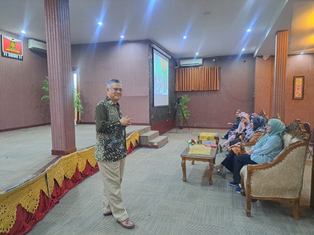 Visiting Professor Universitas Ubudiyah Indonesia (UUI) Prof H Shushilil Azam bin Shuib mengisi kuliah tamu dosen luar negara di Plenary Hall UUI, Banda Aceh, Sabtu (27/1/2024).