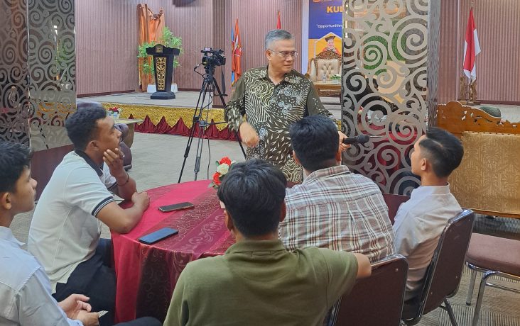 Prof H Shushilil Azam bin Shuib ,elakukan tanya jawab dengan mahasiswa UUI dalam acara kuliah tamu dosen luar negara.