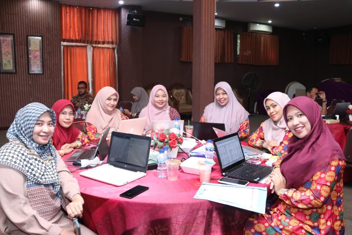 Para dekan, direktur, kaprodi, dan dosen UUI pada rapat kerja tahun 2024 yang berlangsung di Plenary Hall UUI, Banda Aceh, Selasa (6/2/2024).