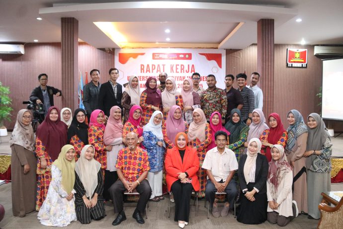 Rektor UUI Prof Adjunct Dr Marniati Mkes, Wakil Rektor I Prof Hafasnuddin, dan Wakil Rektor III Drs Alfian Ibrahim MS dan civitas academica UUI berfoto bersama usai pelaksanaan rapat kerja tahun 2024 di Plenary Hall, Banda Aceh, Selasa (6/2/2024).