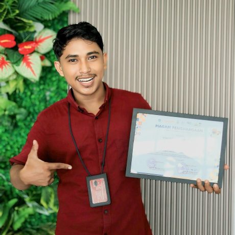 Mahasiswa Universitas Ubudiyah Indonesia (UUI) Khairol Azmi Ar SH berhasil meraih juara pada ajang Pekan Seni Mahasiswa Daerah (Peksimida) Aceh XVI Tahun 2024.
