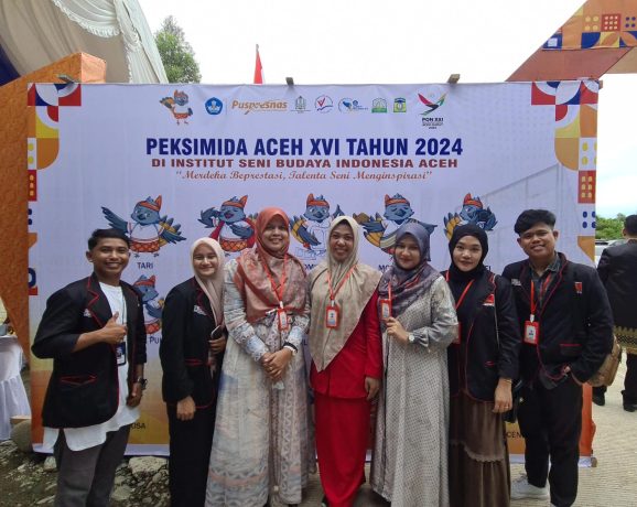 Wakil Rektor I Dr Mutiawati SPd MPd melepas mahasiswa/i UUI untuk berkompetisi dalam acara Pekan Seni Mahasiswa Daerah (PEKSIMIDA) ke-XVI Tahun 2024 yang berlangsung di Institut Seni dan Budaya Indonesia (ISBI) Aceh, Jantho, Aceh Besar, Senin (24/6/2024).