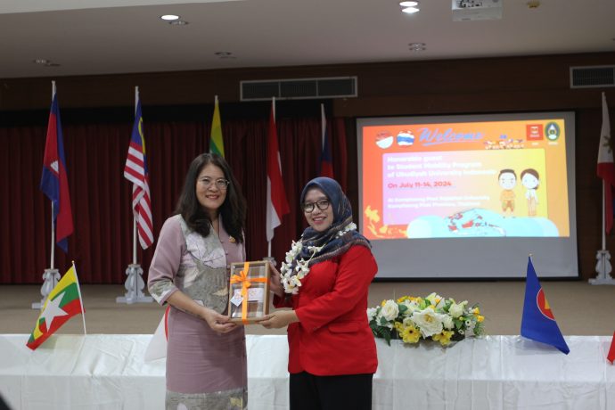 Presiden KPRU Asst Prof Dr Preeyanuch Prompasit PhD memberikan cinderamata kepada Sekretaris kegiatan Student Mobility UUI Desita Ria Yusian TB SST MT pada acara penyambutan peserta Student Mobility UUI ke-7, Kamis (11/7/2024).