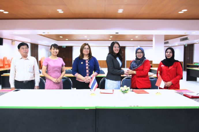 Presiden KPRU Asst Prof Dr Preeyanuch Prompasit PhD dan Dekan Fakultas Sains dan Teknologi UUI Desita Ria Yusian TB SST MT beserta para pejabat di lingkungan kedua kampus berfoto usai menandatangani MoU di KPRU Thailand, Jum'at (12/7/2024).