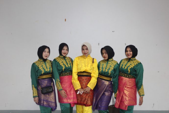 Mahasiswa UUI usai menampilkan tarian Kutidhieng pada kegiatan Student Mobility gelombang 7 di KPRU, Thailand.