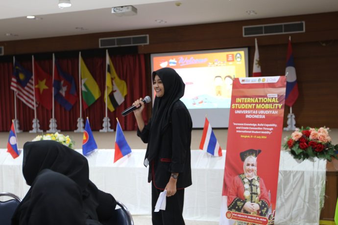 Perwakilan peserta Student Mobility UUI gelombang ke-7 memberikan kata-kata sambutan pada acara penyambutan.