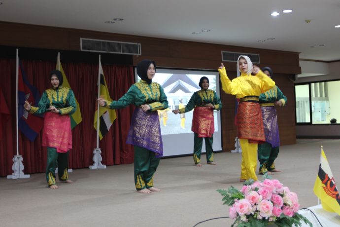 Mahasiswa UUI mempersembahkan tarian Kutidhieng pada acara penyambutan peserta Student Mobility UUI gelombang ke-7 di KPRU, Bangkok, Thailand.