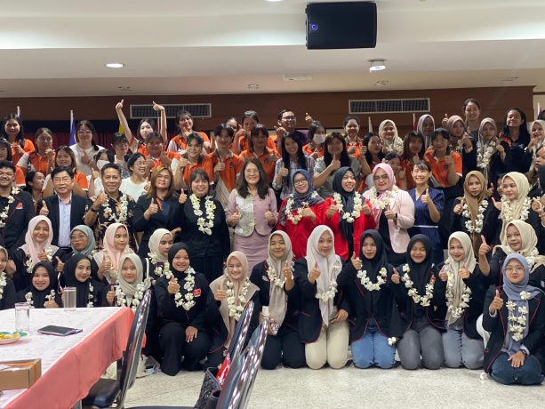 Peserta Student Mobility UUI gelombang ke-7 berfoto bersama civitas akademika Kamphaeng Phet Rajabhat University (KPRU). Peserta Student Mobility UUI diberikan kalung bungan sebagai penghormatan sebagai tamu.