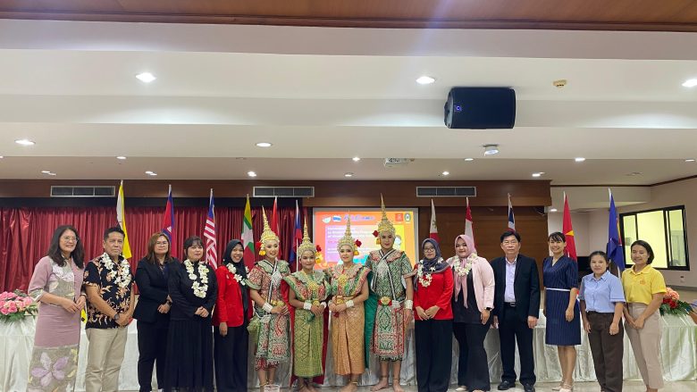 Peserta Student Mobility UUI gelobang ke-7 disambut hangat dan meriah langsung oleh Presiden Kampheng Phat Rajabhat University (KPRU) Ap. Dr. Preeyanuch Prompasit dan civitas akademika KPRU lainnya, salah satunya dengan persembahan Tarian Menora.
