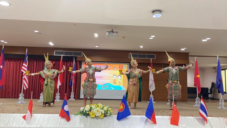 Persembahan Tarian Menora dari mahasiswa KPRU pada acara penyambutan peserta Student Mobility gelombang ke-7, Kamis (11/7/2024).