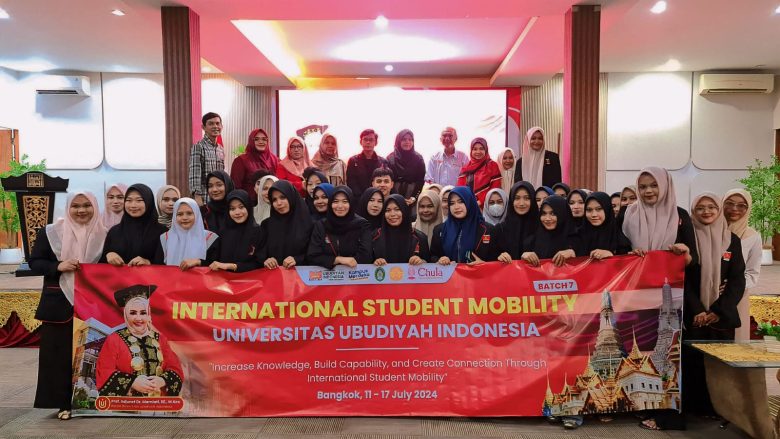 Wakil Rektor III UUI Drs Alfian Ibrahim MS resmi melepas 54 mahasiswa yang terpilih dari Fakultas Ilmu Kesehatan UUI untuk mengikuti Program Student Mobility ke Bangkok, Thailand. Proses pelepasan tersebut berlangsung di Plenary Hall UUI, Senin (8/7/2024).