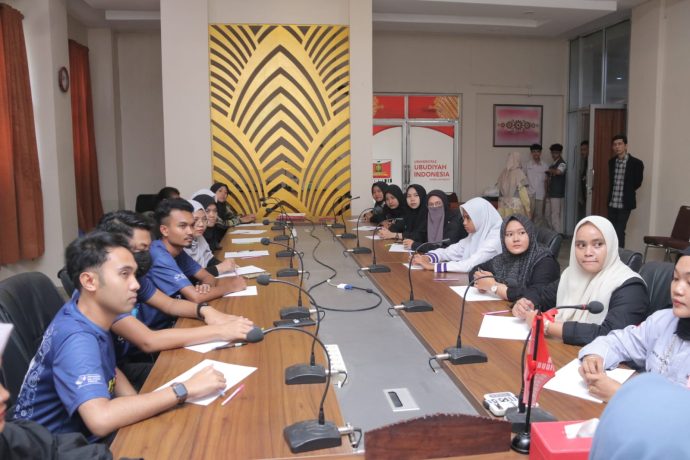 Para peserta lomba menulis essay mendengarkan arahan sebelum lomba dimulai.