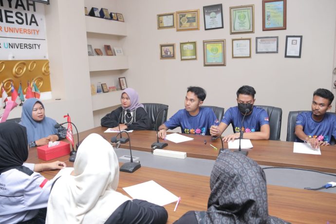 Panitia lomba memberikan arahan terkait aturan perlombaan menulis essay.