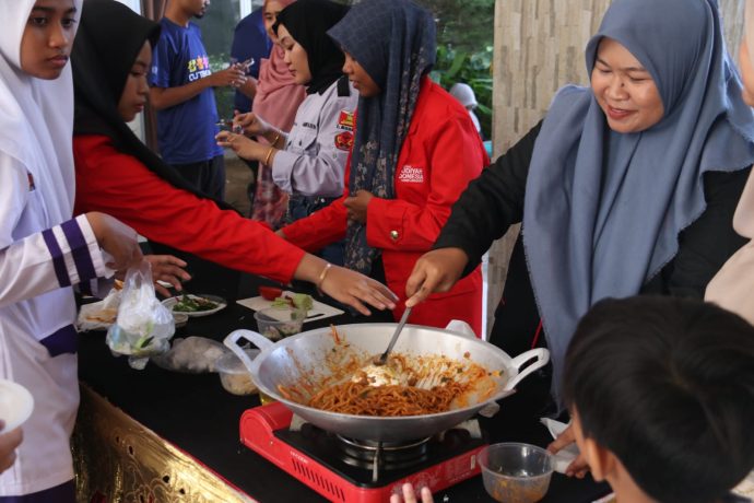 Mahasiswa UUI dan UniMAP mengikuti Lomba Masak Festival Mie Aceh yang merupakan salah satu kegiatan pada "Visit Academic and Cultural Exchange Program” di halaman kampus UUI, Selasa (9/7/2024).