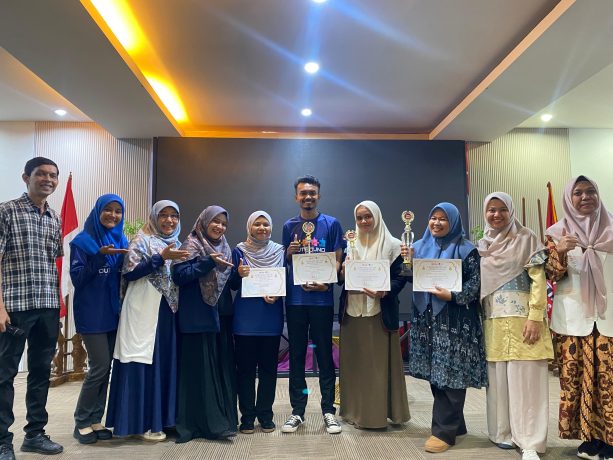 Para pemenang lomba menulis essay berfoto bersama panitia usai acara penyerahan piala dan sertifikat di Plenary Hall UUI, Selasa (9/7/2024).