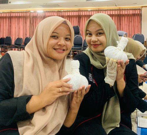 Mahasiswa UUI memperlihatkan kompres herbal khas Thailand yang biasa digunakan untuk pengobatan.