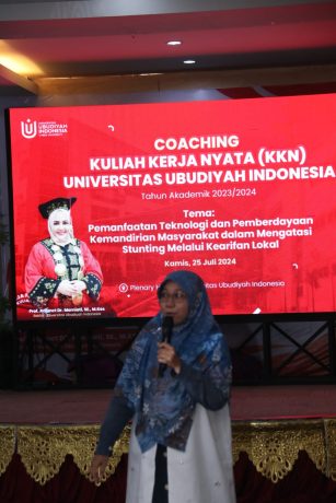 Dosen Pembimbing Lapangan Kurnia Rahmayanti SPsi MSi memberikan arahan dan motivasi kepada mahasiswa yang akan mengikuti KKN tahun akademik 2023/2024 di Kecamatan Labuhan Haji, Kabupaten Aceh Selatan.