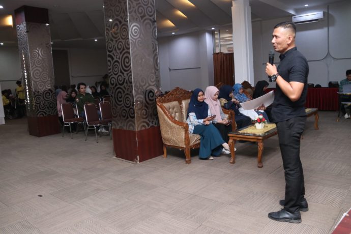 Ketua KKN tahun akademik 2023/2024 Rizka Albar SKom MT memberikan arahan kepada 89 mahasiswa yang mengikuti KKN di 8 Desa di Kecamatan Labuhan Haji, Kabupaten Aceh Selatan.