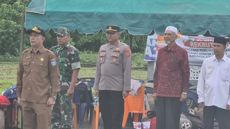 Perwakilan Pj Bupati Aceh Selatan Kabag Kesra Setda Kabupaten Aceh Selatan drh Anisullah, dan Muspika Labuhan Haji Kabupaten Aceh Selatan menghadiri acara penyerahan mahasiswa KKN dari UUI, Senin (29/7/2024).