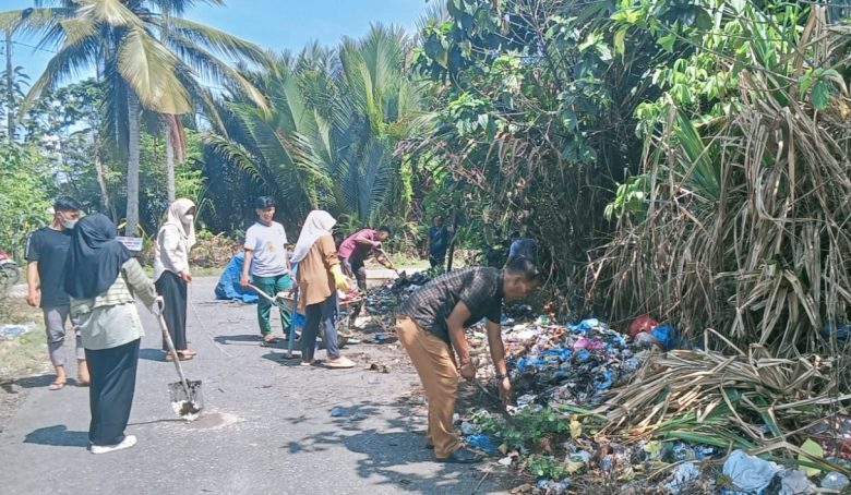 Mahasiswa KKN Universitas Ubudiyah Indonesia (UUI) melakukan bakti sosial membersihkan sampah sekitar Gampong Pasar Lama, Kecamatan Labuhan Haji, Kabupaten Aceh Selatan bersama warga setempat, Minggu (20/8/2024).