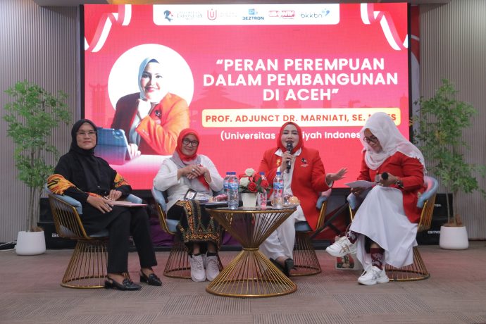 Ketua Komnas Perempuan RI periode 2015-2019, Azriana R Manalu SH, Kepala Perwakilan BKKBN Aceh Safrina Salim SKM MKes, dan Rektor Universitas Ubudiyah Indonesia (UUI) Prof Adjunct Dr Marniati MKes menjadi pembicara pada Diskusi Publik “Inspirasi Kepemimpinan Perempuan: Peran Perempuan dalam Mengisi Kemerdekaan” di Plenary Hall UUI, Banda Aceh, Selasa (202/8/2024).