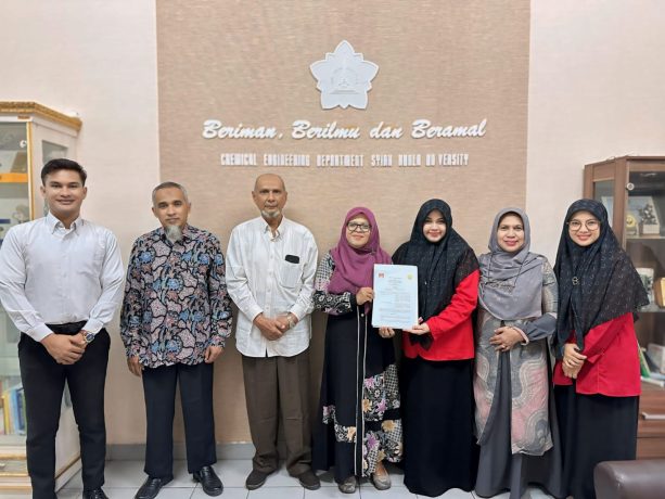 Perwakilan dari Prodi S1 Farmasi Fakultas Ilmu Kesehatan Universitas Ubudiyah Indonesia (UUI) dengan Jurusan Teknik Kimia Universitas Syiah Kuala (USK) berfoto bersama usai penandatanganan perjanjian kerja sama di Gedung Teknik Kimia USK, Banda Aceh pada Jum'at (16/8/2024).