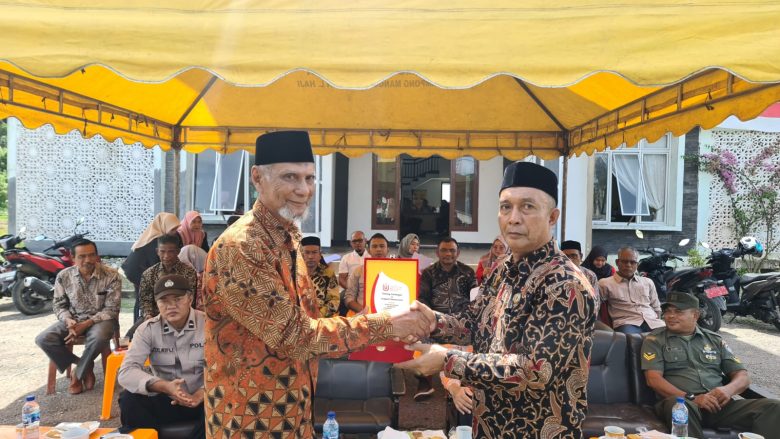 Wakil Rektor III UUI Drs Alfian Ibrahim MS memberikan cindera mata kepada Camat Labuhan Haji Fadhly Ras SAg pada acara penjemputan mahasiswa KKN UUI yang berlangsung di halaman Kantor Camat Kecamatan Labuhan Haji, Kabupaten Aceh Selatan, Kamis (29/8/2024).