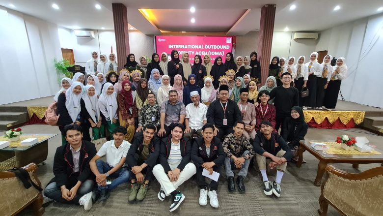 "Universitas Ubudiyah Indonesia (UUI) dan University College of MAIWP International (UCMI) berfoto bersama usai opening ceremony International Outbound Mobility Aceh (IOMA) 2024, di Plenary Hal UUI, Jum'at (13/9/2024)."