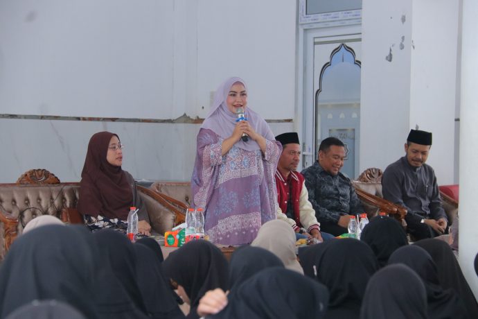 Rektor Universitas Ubudiyah Indonesia (UUI) memberikan sambutan saat mengunjungi Dayah Terpadu Babul Maghfirah Aceh Besar, Senin (16/9/2024) pada pengabdian masyarakat internasional bersama UCMI Malaysia yang merupakan bagian dari kegiatan International Outbound Mobility Aceh (IOMA) 2024. Rektor Universitas Ubudiyah Indonesia (UUI) memberikan sambutan saat mengunjungi Dayah Terpadu Babul Maghfirah Aceh Besar, Senin (16/9/2024) pada pengabdian masyarakat internasional bersama UCMI Malaysia yang merupakan bagian dari kegiatan International Outbound Mobility Aceh (IOMA) 2024.