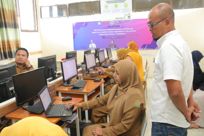 Kegiatan Pelatihan Optimasi Kompetensi Literasi Digital bagi Guru SMKN 5 Telkom dalam Bidang Multimedia di ruang laboratorium praktikum desain grafis SMKN 5 Telkom, Selasa (24/9/2024).