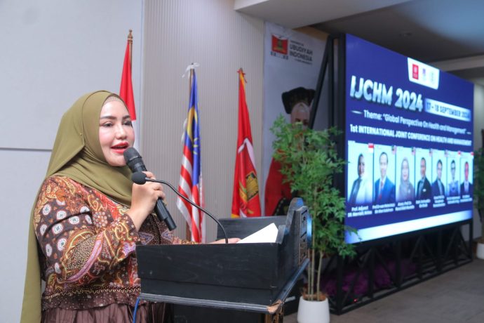 Rektor Universitas Ubudiyah Indonesia (UUI) Prof Adjunct Dr Marniati MKes memberikan kata sambutan sekaligus membuka konferensi internasional bertajuk "1st International Joint Conference on Health and Management (IOMA) 2024" di Plenary Hall UUI, Selasa (17/9/2024). Rektor Universitas Ubudiyah Indonesia (UUI) Prof Adjunct Dr Marniati MKes memberikan kata sambutan sekaligus membuka konferensi internasional bertajuk "1st International Joint Conference on Health and Management (IOMA) 2024" di Plenary Hall UUI, Selasa (17/9/2024).