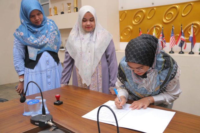 Kaprodi S-1 Kebidanan dan Profesi Bidan UUI Raudhatun Nuzul ZA SST MKes menandatangani berita acara akreditasi S-1 Kebidanan dan Profesi Bidan UUI, Kamis (19/9/2024). Kaprodi S-1 Kebidanan dan Profesi Bidan UUI Raudhatun Nuzul ZA SST MKes menandatangani berita acara akreditasi S-1 Kebidanan dan Profesi Bidan UUI, Kamis (19/9/2024).