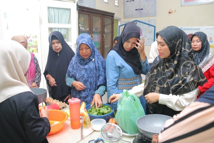 Dosen Fikes UUI Berikan Penyuluhan dan Pendampingan Pengolahan MPASI Berbasis Kearifan Lokal dari Daun Peugaga kepada ibu-ibu dan kader posyandu di Desa Lamjamee Kec Jaya Baru Banda Aceh, Senin (23/9/2024).