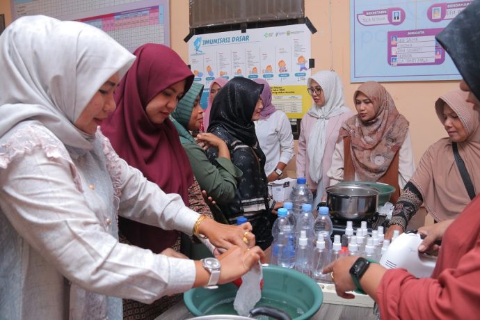 Tim dosen UUI mengajarkan warga Lampulo cara membuat sabun herbal dari bahan daun sirih, Rabu (16/10/2024). Tim dosen UUI mengajarkan warga Lampulo cara membuat sabun herbal dari bahan daun sirih, Rabu (16/10/2024).