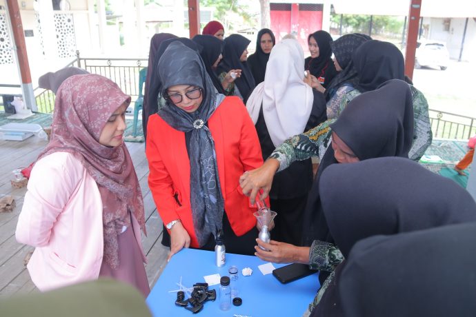 Tim dosen fikes UUI mengajarkan warga Lampineung Aceh Besar cara meracik bahan-bahan untuk membuat aerosol anti nyamuk dari biji pala, Kamis (17/10/2024). Tim dosen fikes UUI mengajarkan warga Lampineung Aceh Besar cara meracik bahan-bahan untuk membuat aerosol anti nyamuk dari biji pala, Kamis (17/10/2024).